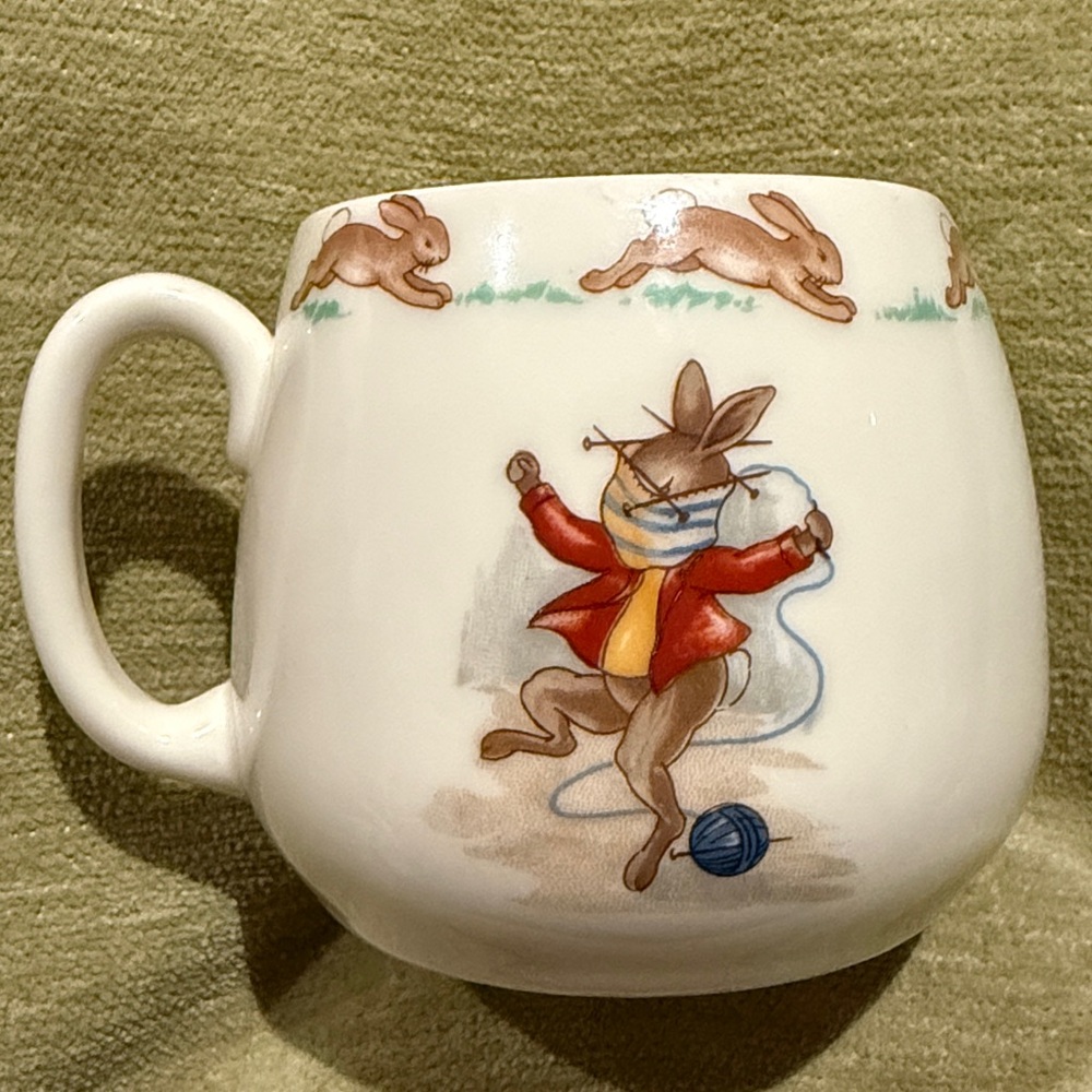 Vintage 1959-1975 Royal Doulton Bunnykins Mug, Knitting Themed, Bunnies Mouse - Picture 5 of 9